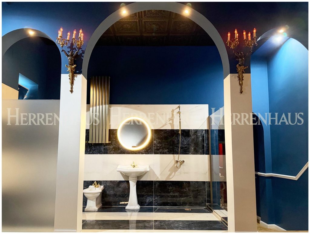 Luxuriöses Badezimmer mit Marmordusche und Barocklampen im stilvollen Bordell in Berlin – Eleganz und Exklusivität im Herrenhaus-Ambiente.