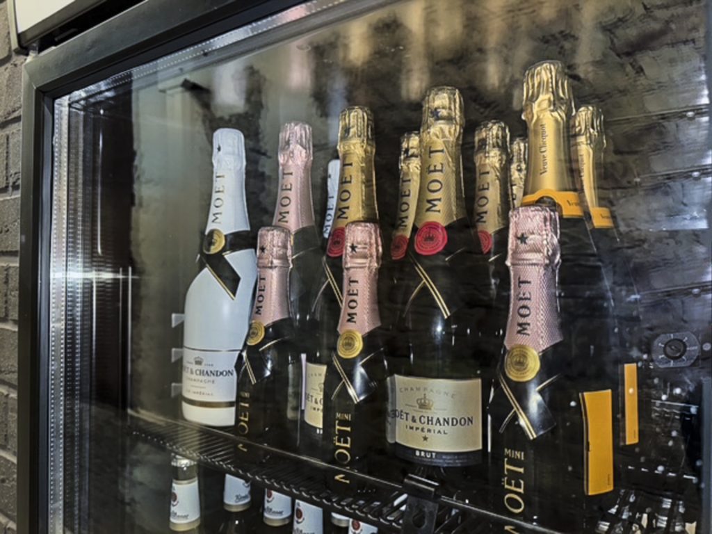Kühlschrank im Berliner Bordell Herrenhaus mit einer Auswahl an Champagnerflaschen, darunter Moët & Chandon und Veuve Clicquot